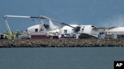 Chiếc máy bay Boeing 777 bị mất đuôi, một cánh bị gẫy, và nóc bị cháy tại sân bay quốc tế San Francisco, 6/7/2013