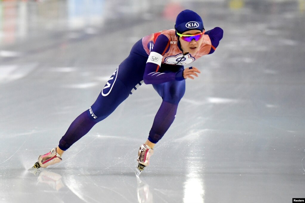 台湾滑冰选手黄郁婷正在荷兰的世界滑冰锦标赛中参加比赛。 （2019年2月23日）(photo:VOA)