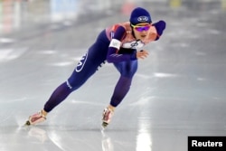 台湾滑冰选手黄郁婷正在荷兰的世界滑冰锦标赛中参加比赛。 （2019年2月23日）