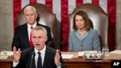 Sekjen NATO Jens Stoltenberg, Wapres AS President Mike Pence (kiri) dan Ketua DPR AS Nancy Pelosi (kanan) di hadapan Kongres AS di Gedung Capitol, Washington, D.C., 3 April 2019. 