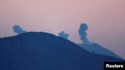 Dim se diže u nebo nakon vazdušnih udara u sirijskoj oblasti Afrina, posmatrano iz blizine turskog grada Hasa, na tursko-sirijskoj granici u oblasti Hataj, Tureska, 20. januara 2018.