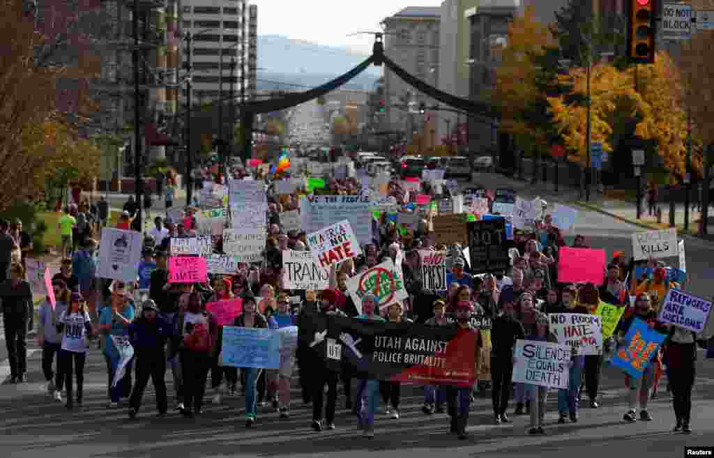 Manifestantes marcham num protesto anti Presidente-eleito Donald Trump em Salt Lake City, no Utah, Nov. 12, 2016.