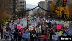 Demonstrasi menentang terpilihnya Donald Trump sebagai presiden di Salt Lake City, Utah (12/11). (Reuters/Jim Urquhart)