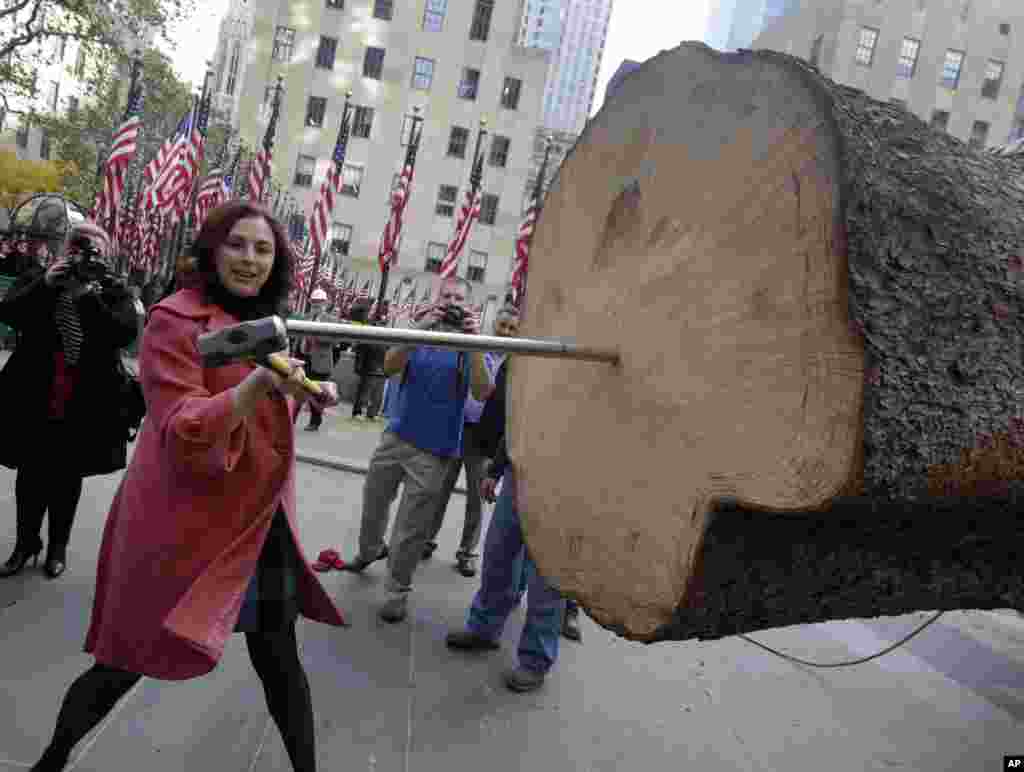 Rachel Drosdick-Sigafoos s&#39;entraîne pres du sapin de Noël du Rockefeller Center. L&#39;arbre de 85 pieds de Norvège a été donné par Dan Sigafoos et Drosdick-Sigafoos, de Danville. L&#39;arbre est décoré de 45 000 ampoules multicolores.