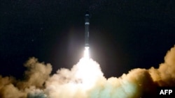 북한이 지난 2017년 11월 화성-15형 탄도미사일 발사에 성공했다며 공개한 사진.