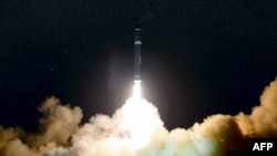 북한이 지난 2017년 11월 화성-15형 탄도미사일 발사에 성공했다며 공개한 사진.