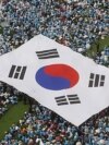FILE - People carry a large scale South Korean national flag during an anti-North Korea rally marking Memorial Day in Seoul, June 6, 2011. South Korea’s National Counter Terrorism Center raised the country’s terror watch level to 'alert' status, May 2, 2024.