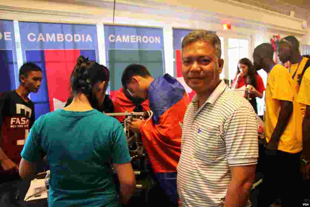 លោក អ៊ុង សាវី ប្រធាន​ប្រចាំ​ប្រទេស​នៃ​អង្គការ​ Caring for Cambodia ដែល​ឧបត្ថម្ភ​ក្រុម​យុវជន​កម្ពុជា​ពី​ខេត្ត​សៀមរាប​ឈរ​នៅ​ក្បែរ​ក្រុម​យុវជន​កម្ពុជា​នៅ​ក្នុង​​ការ​ប្រកួត​បញ្ជា​មនុស្ស​យន្ត​ជុំ​ទី​១មួយនៅ​សាល​សម្តែង​សិល្បៈ​ DAR Constitution Hall​ ក្នុង​រដ្ឋធានី Washington ​នៅ​ថ្ងៃ​ ទី​១៧​ ខែ​កក្កដា​ ឆ្នាំ​២០១៧។ (សឹង សុផាត/ VOA)