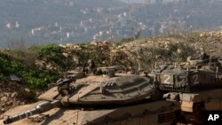 Tentara Israel tengah melakukan patroli dengan kendaraan lapis baja di dekat perbatasan Israel-Lebanon, sebelah utara Israel (Foto: dok). 