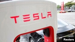 Modèle de voiture électrique Tesla en cours de chargement au showroom du constructeur à Taïpei, Taïwen, le 11 Aout 2017.