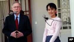 မွတ္တမ္းဓါတ္ပံု- ၂၀၁၂ ဇန္န၀ါရီတုန္းက အေမရိကန္ အထက္လႊတ္ေတာ္ လူမ်ားစုေခါင္းေဆာင္ ရီပါပလင္ကန္ အမတ္ Mitch McConnell ရဲ႕ ျမန္မာျပည္ခရီးစဥ္တြင္ ေဒၚေအာင္ဆန္းစုၾကည္ႏွင့္ေတြ႔ဆံုစဥ္ 