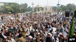 لاہور میں بدھ کو چیئرنگ کراس پر سیکڑوں مظاہرین جمع ہوئے تھے جن میں سے بیشتر بدستور وہیں دھرنا دیے ہوئے ہیں۔