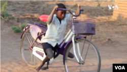 Talandira belajar mengendarai sepeda secara otodidak, begitu juga dengan bermain sepak bola.