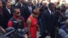 La madre de Michael Brown llega al funeral de su hijo en una iglesia bautista de Ferguson, Missouri. [Foto: Gesell Tobías, VOA].