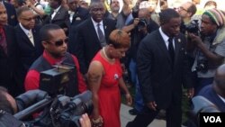 La madre de Michael Brown llega al funeral de su hijo en una iglesia bautista de Ferguson, Missouri. [Foto: Gesell Tobías, VOA].