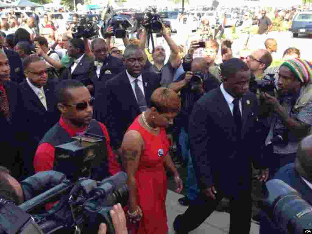 A mãe de Michael Brown a caminho da igreja para o funeral do seu filho. Ferguson, Missouri. Ago. 25, 2014