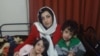 نرگس محمدی فعال مدنی و مدافع حقوق بشر ایران در کنار دو فرزندش - آرشیو