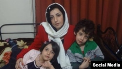 نرگس محمدی فعال مدنی و مدافع حقوق بشر ایرانی در کنار دو فرزندش