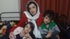 نرگس محمدی فعال مدنی و مدافع حقوق بشر ایرانی در کنار دو فرزندش که اکنون در فرانسه و نزد پدرشان زندگی می‌کنند