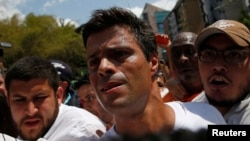 El líder opositor Leopoldo López, rodeado de seguidores en Caracas. Escribió una carta pidiendo al papa Francisco su intervención.
