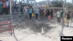 Orang-orang melihat bekas serangan roket di al-Dhalea, Yaman selatan, Minggu (29/12). 