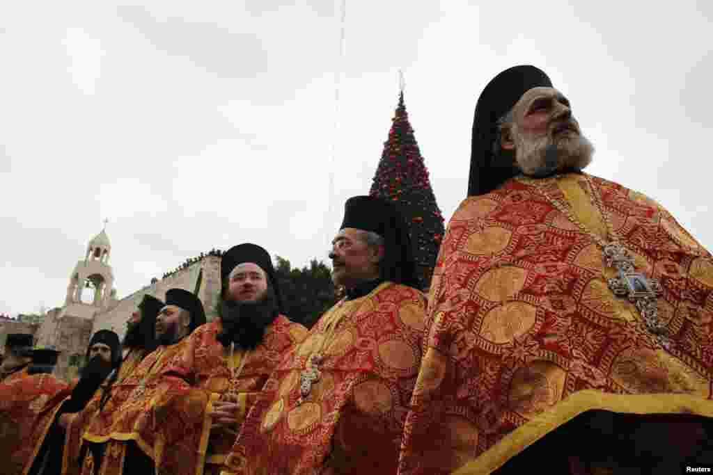 Православное духовенство в ожидании патриарха Иерусалимского Феофила у церкви Рождества Христова в Вифлееме