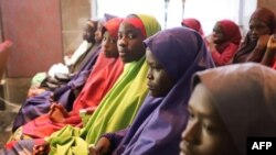 Des écolières nigérianes, ex-otages de Boko Haram, en visite au palais présidentiel d'Abuja, le 23 mars 2018. (AFP PHOTO / PHILIP OJISUA)