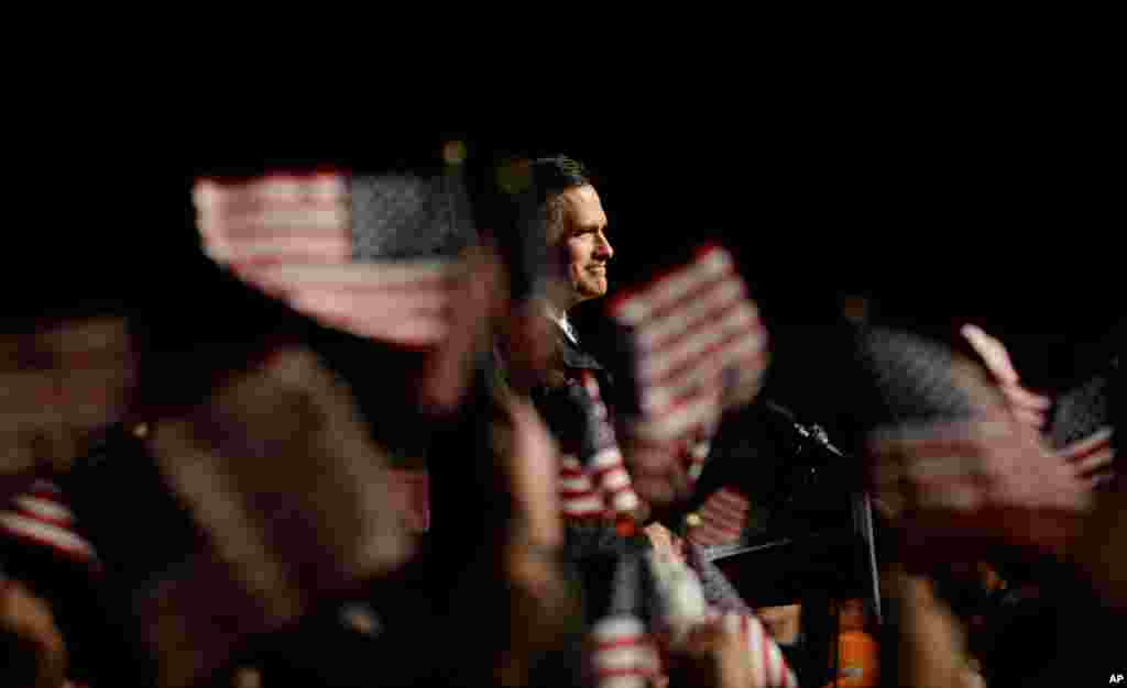 Ứng cử vi&ecirc;n tổng thống của đảng Cộng h&ograve;a Mitt Romney ph&aacute;t biểu tại cuộc vận động tranh cử tại Newport News, Virginia, ng&agrave;y 4/11/2012.