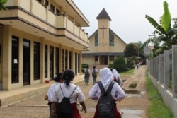 Puluhan siswa-siswi peserta tur berkunjung ke GKP Kampung Sawah, Selasa (30/4) siang. Mereka mengunjungi lima rumah ibadah dan mengenal ajaran agama yang berbeda dalam wisata toleransi. (Foto: VOA/Rio Tuasikal)