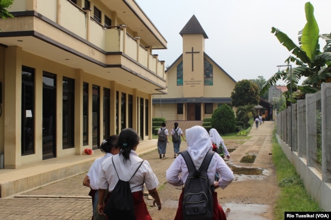 Puluhan siswa-siswi peserta tur berkunjung ke GKP Kampung Sawah. Mereka mengunjungi 5 rumah ibadah dan mengenal ajaran agama yang berbeda dalam wisata toleransi. (Foto dok. VOA/Rio Tuasikal)