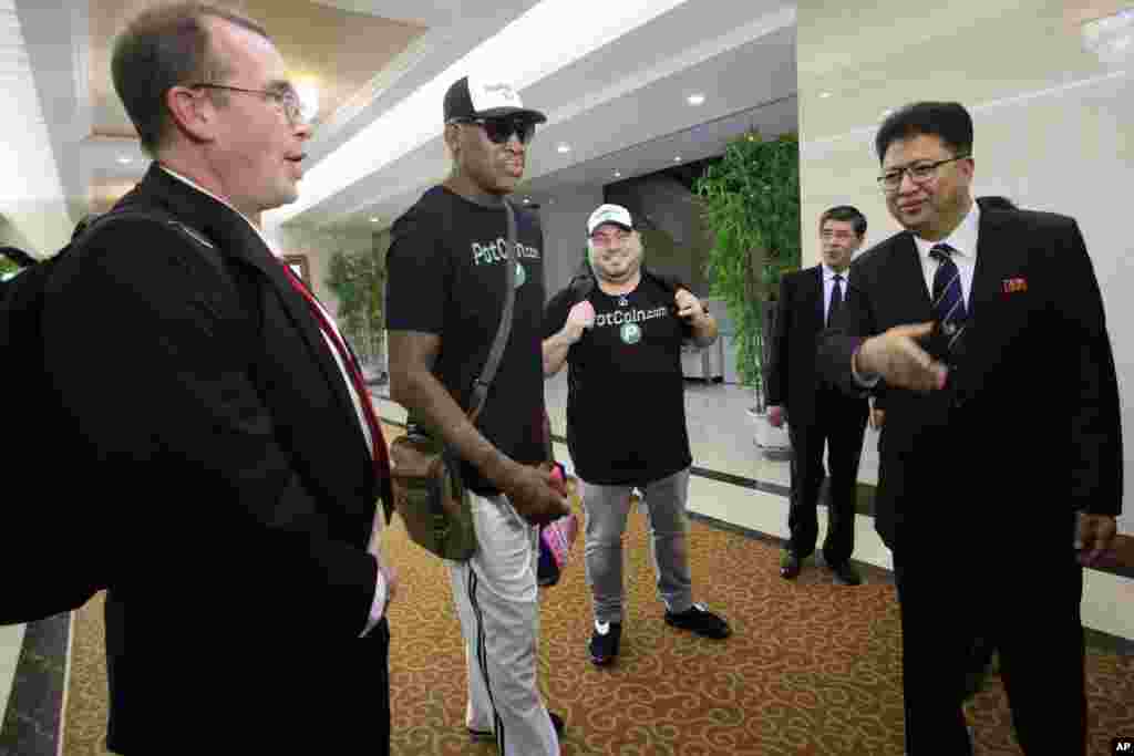 미국 프로농구 NBA 선수 출신인 데니스 로드먼(왼쪽 2번째)이 13일 평양 순안국제공항에 도착했다. 오른쪽은 환영나온 북한의 손광호 체육성 부상.