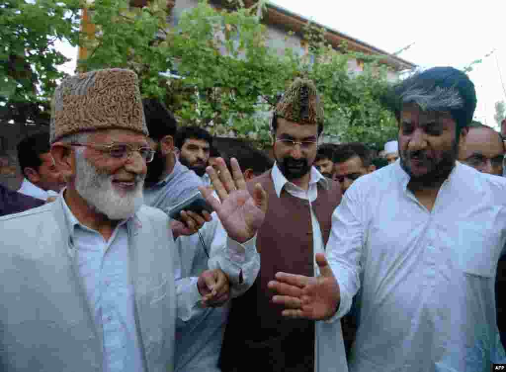 سید گیلانی استصوابِ رائے کا مطالبہ کرنے والی کشمیری جماعتوں کے اتحاد 'حریت کانفرنس' کے چیئرمین بھی رہے۔