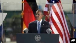 미국 바락 오바마 대통령이 19일 독일 베를린 브란덴부르크 문 앞에서 핵 안보와 관련해 연설하고 있다.