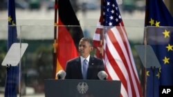 Presiden Barack Obama saat memberikan pidato di Gerbang Brandenburg yang bersejarah di Berlin, Rabu (18/6).