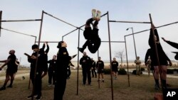 In this Jan. 8, 2019, photo, U.S Army troops training to serve as instructors participate in the new Army combat fitness test at the 108th Air Defense Artillery Brigade compound at Fort Bragg, N.C. (AP Photo/Gerry Broome)