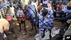 Rassemblement autour d'un groupe d'adolescentes de la tribu Sebeï, en Ouganda, juste après leur excision à Bukwa, au Nord-Est de Kampala (archives 2008)