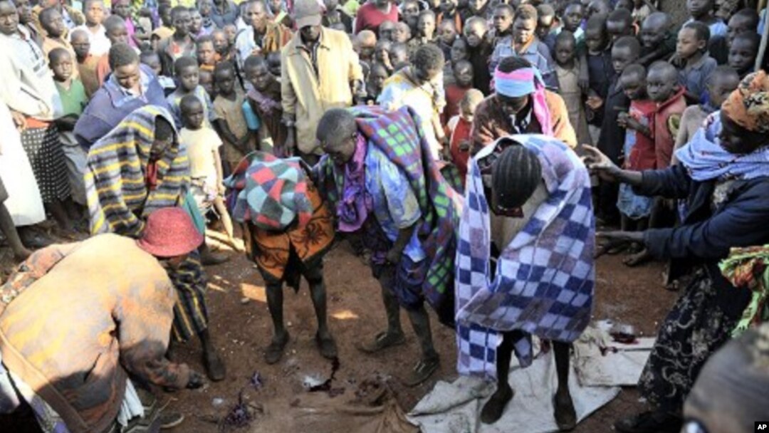 Warga suku Sebei di Uganda berkumpul untuk merayakan upacara khitan bagi anak perempuan (foto: dok). Diperkirakan sekitar 140 juta perempuan di dunia mengalami praktik khitan.