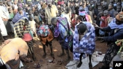 Warga suku Sebei di Uganda berkumpul untuk merayakan upacara khitan bagi anak perempuan (foto: dok). Diperkirakan sekitar 140 juta perempuan di dunia mengalami praktik khitan.