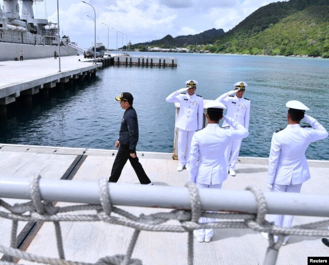 Presiden Indonesia Joko Widodo mengunjungi pangkalan militer di Natuna, dekat Laut Cina Selatan, Indonesia, 8 Januari 2020. (Foto: Reuters)