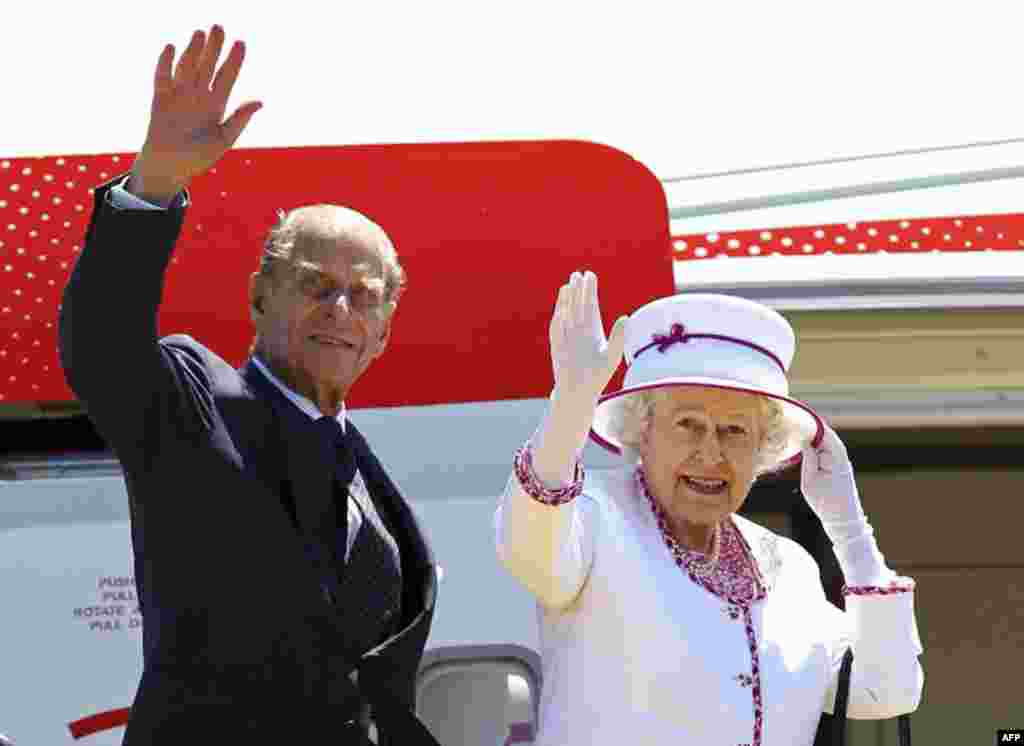 Britain's Queen Elizabeth and Prince Philip wave as they board a plane to depart Australia after an 11-day visit, in Perth October 29, 2011. (REUTERS)