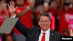 Pat McCrory, el gobernador republicano de Carolina del Norte busca la reelección frente al demócrata Roy Cooper, fiscal general del estado, quien le lleva una modesta ventaja.