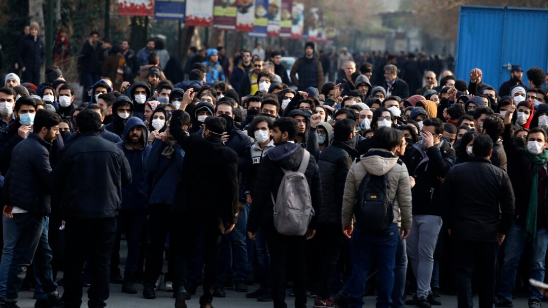 Manifestantes contra el gobierno de Irán en una protesta el 14 de enero de 2020 en la Universidad de Teherán.