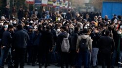 Manifestantes contra el gobierno de Irán en una protesta el 14 de enero de 2020 en la Universidad de Teherán.