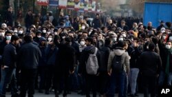 Manifestantes contra el gobierno de Irán en una protesta el 14 de enero de 2020 en la Universidad de Teherán.