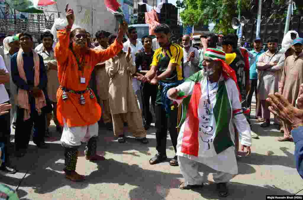 پانچ روز سے جاری عوامی تحریک کے دھرنے میں کارکنان کے جوش و جذبے میں بظاہر کوئی کمی نہیں آئی۔