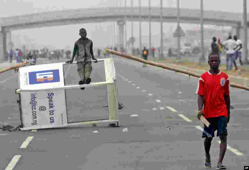 A protester walks past a barricade at Lekki roads on January 11, 2012, in the latest protest following the removal of a fuel subsidy by the government in Lagos, Nigeria. (AP)