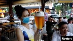 ဗီယက်နမ်မှာ ကိုဗစ်ကာလ တင်းကျပ်မှုတွေ ဖြေလျှော့ပြီးနောက် ပြန်ဖွင့်ခဲ့တဲ့ စားသောက်ဆိုင်တခုမြင်ကွင်း။ (ဧပြီ ၂၉၊ ၂၀၂၀)