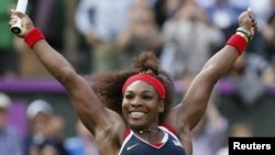 Amerikèn Serena Williams ki t ap selebre viktwa li nan final medam yo nan Je Olenpik Lond yo kont Ris Maria Sharapova nan "the All England Lawn Tennis Club" la--London 2012 Olympic Games 4 out, 2012 la. Foto achiv--