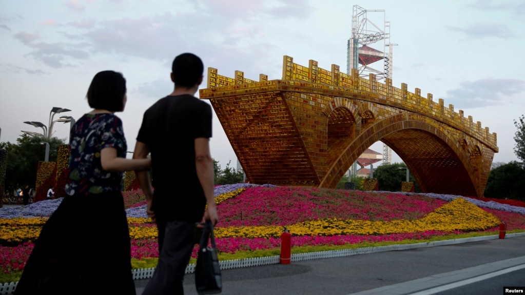 人们走过中国北京的“丝绸之路金桥”(2017年5月10日)