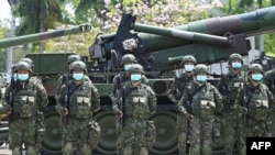 资料照片：在台湾总统蔡英文视察台南一处基地期间，台湾军人列队站在美制M110A2自行榴弹炮前。(2020年4月9日)